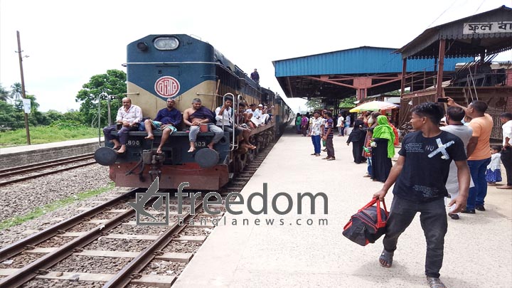 ফুলবাড়ী স্টেশনে চাহিদার তুলনায় ট্রেনের আসন কম,যাত্রীদের দুর্ভোগ, বরাদ্দ বাড়ানোর দাবী