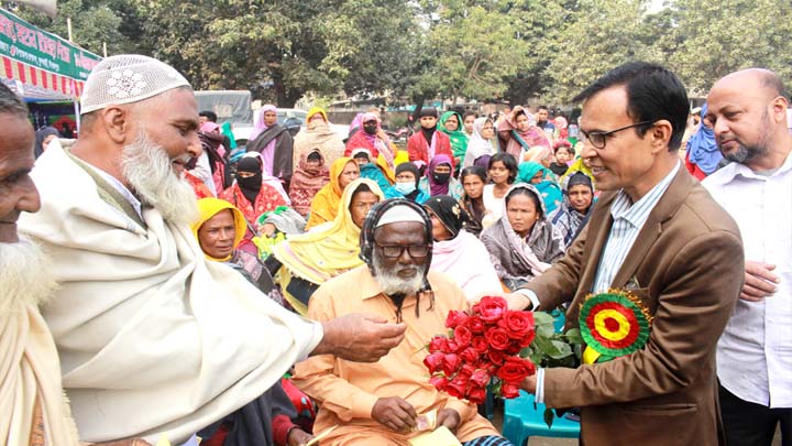 ফুলবাড়ীতে বীর মুক্তিযোদ্ধাদের সংবর্ধনা প্রদান।