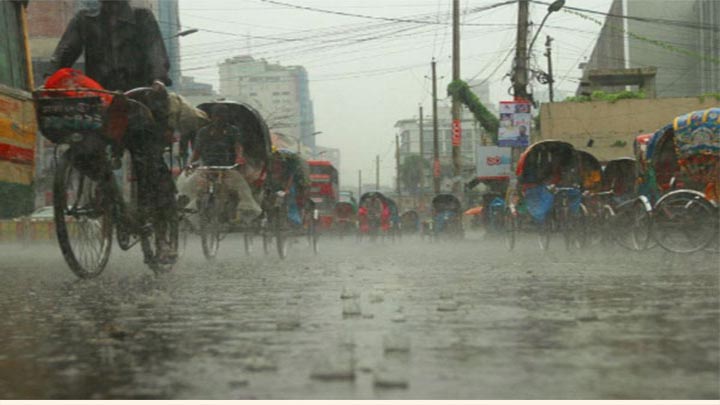 রাজধানীতে শীতের মধ্যে বৃষ্টির হানা