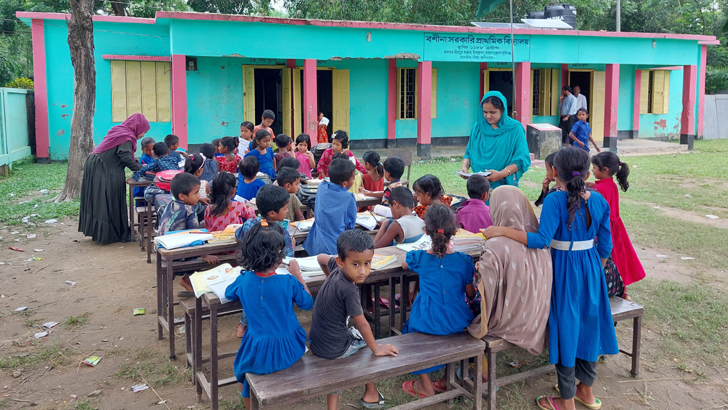 শ্রেণিকক্ষ নেই, খোলা আকাশের নিচে পাঠদান