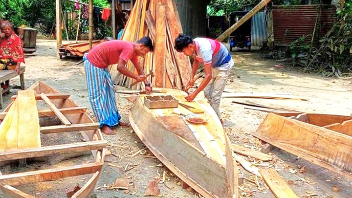 বর্ষার আগমনে সদরপুরে নৌকা তৈরির ধুম