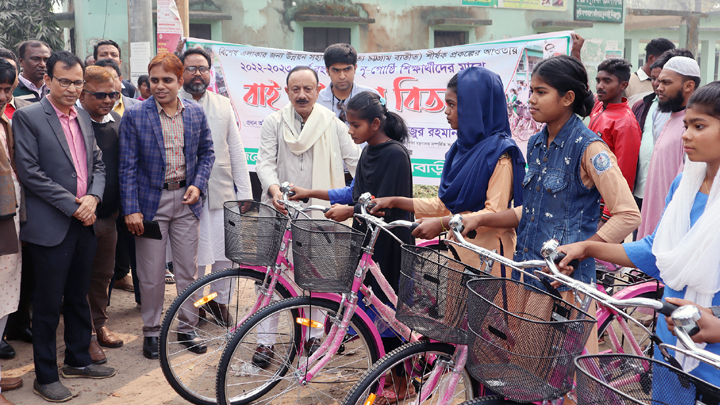 'প্রধানমন্ত্রীর উপহারের সাইকেল নিয়ে আমি এখন রোজ স্কুলে যাব'