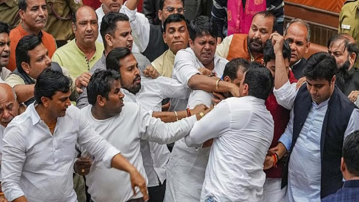 আবারও দিল্লিতে বিজেপি-আম আদমির সংঘর্ষ