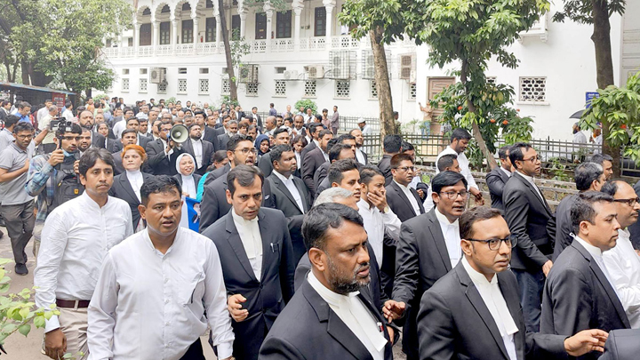 সুপ্রিম কোর্টে পাল্টাপাল্টি বিক্ষোভ, পুলিশ মোতায়েন