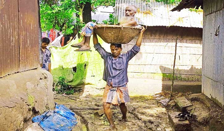 অসুস্থ চাচাকে মাথায় করে হাসপাতালে নিলেন ভাতিজা, ছবি ভাইরাল