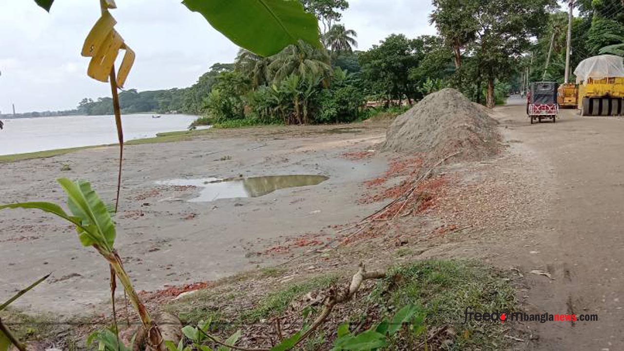 সুগন্ধার ভাঙনে হুমকির মুখে গুরুত্বপূর্ণ সড়ক