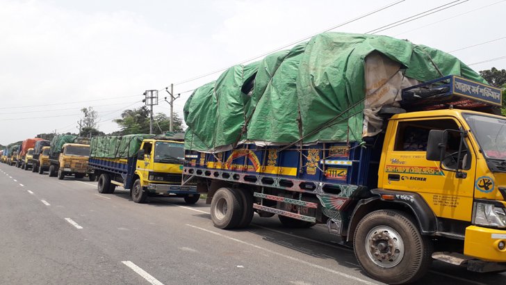 দৌলতদিয়ায় পারাপারের অপেক্ষায় ৮০০ ট্রাক