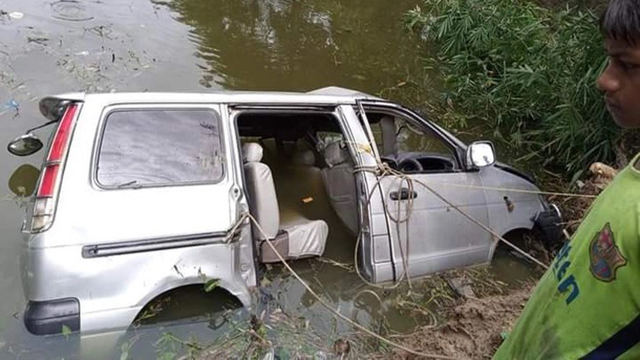 চকরিয়ায় মাইক্রোবাস খাদে পড়ে প্রাণ গেল ৬ জনের