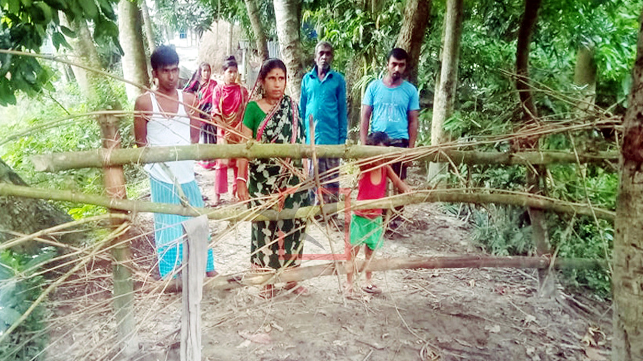 রাস্তায় বাঁশের বেড়া, ৫ পরিবার তিন মাস অবরুদ্ধ