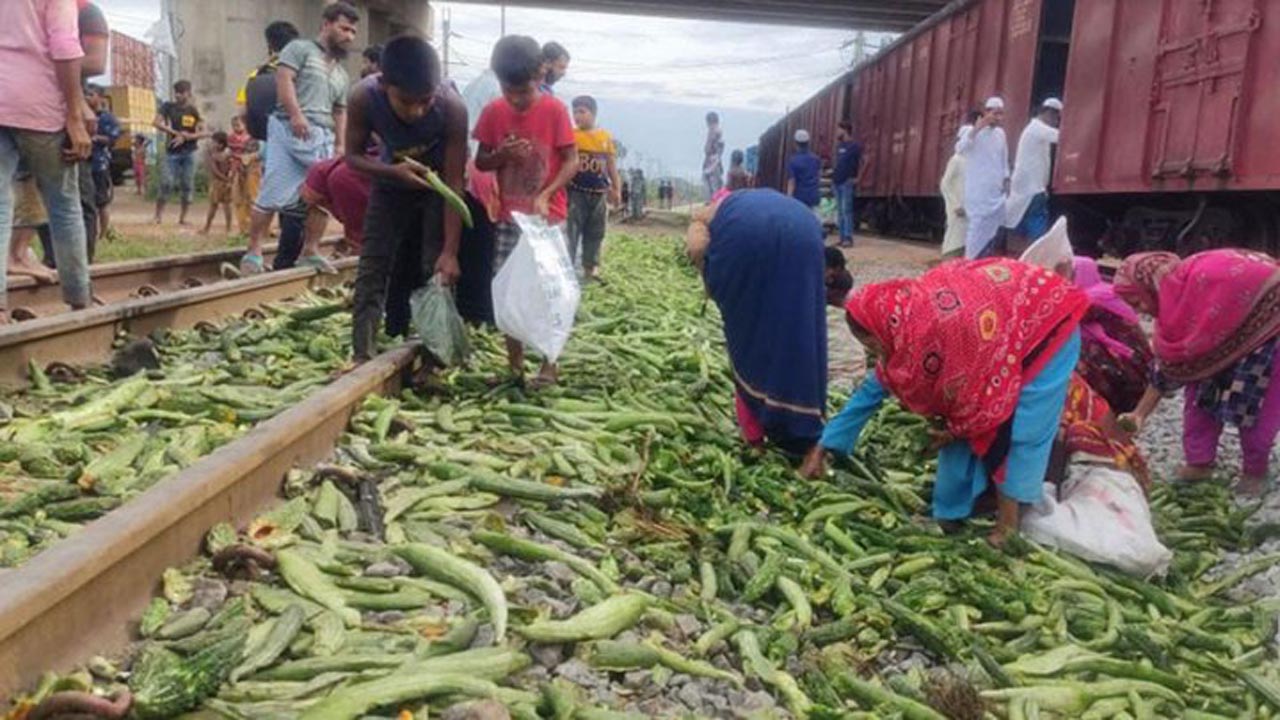 ট্রেনের ধাক্কায় ছিটকে পড়া পিকআপের সবজি লুট