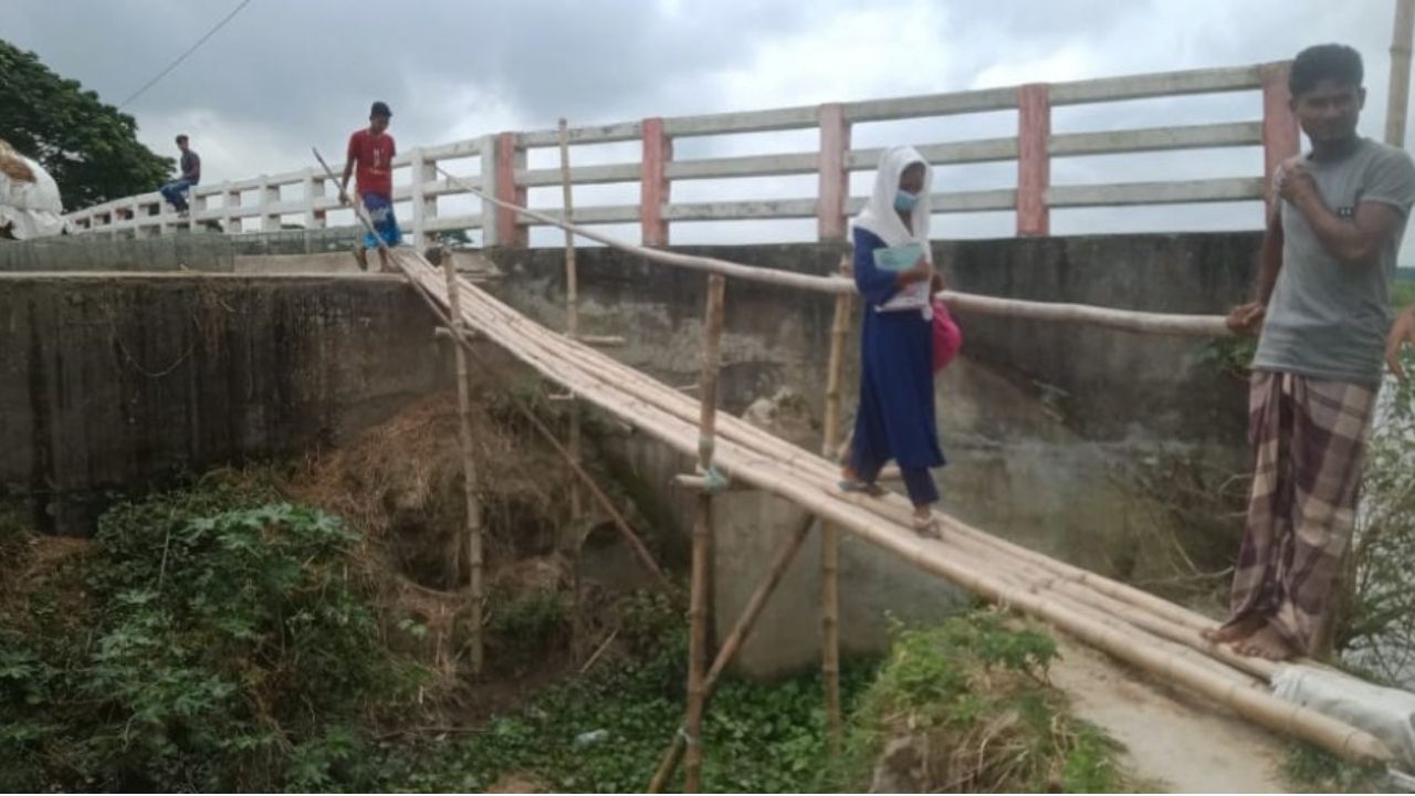 এক কোটি ৬০ লাখ টাকার সেতুতে উঠতে লাগে বাঁশের সাঁকো