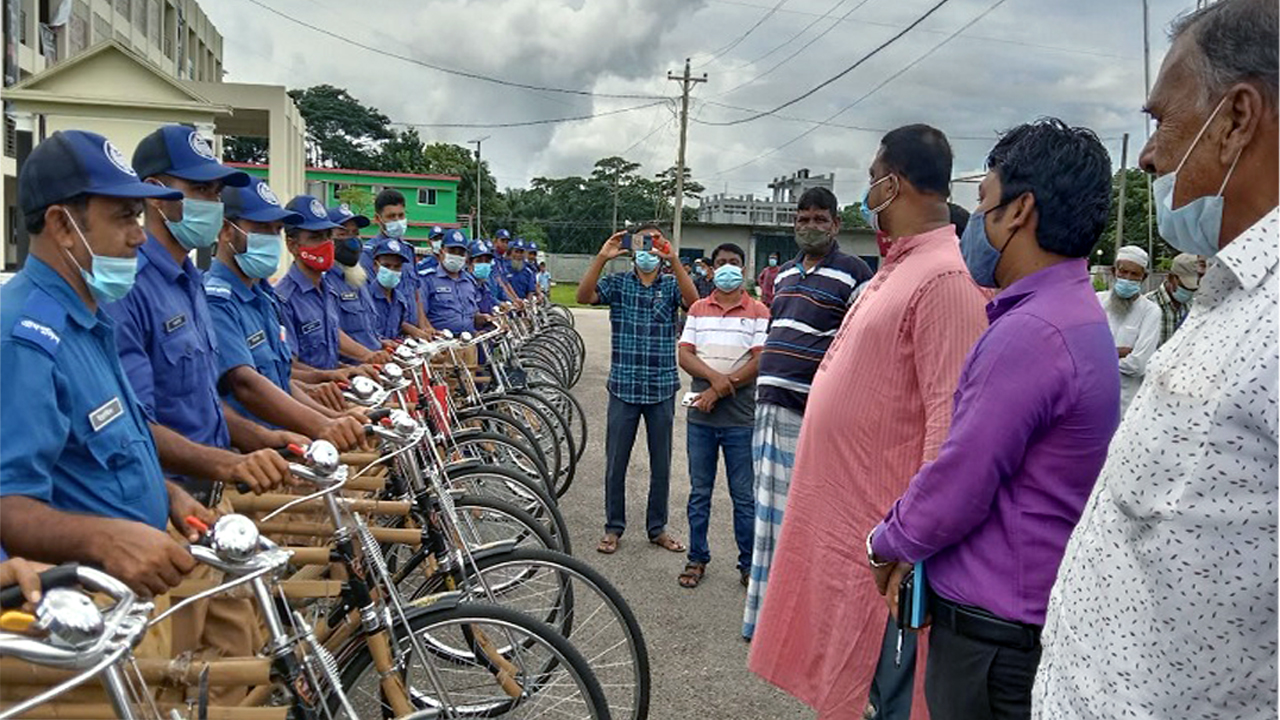 তালতলীতে গ্রাম পুলিশ সদস্যদের মধ্যে বাইসাইকেল বিতরণ