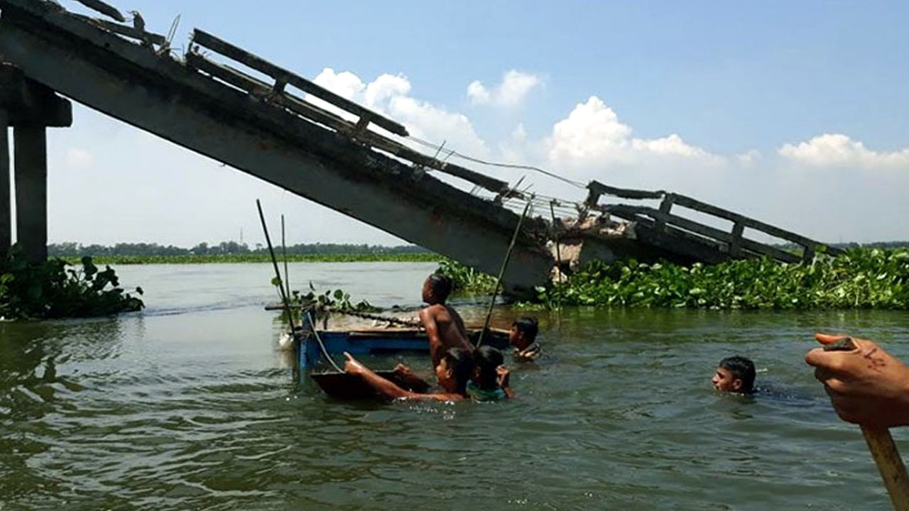 নৌকার ধাক্কায় ভেঙে গেলো সেতু