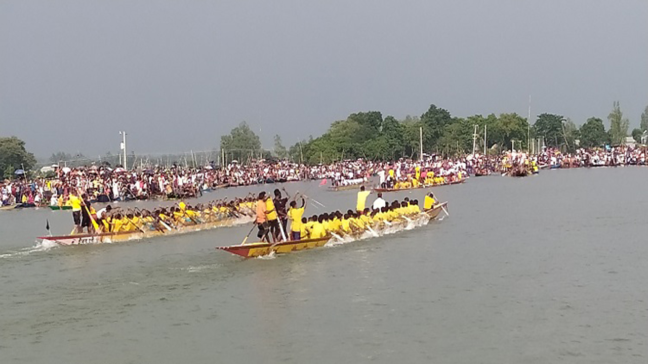 বাসাইলে ঐতিহ্যবাহী নৌকা বাইচ