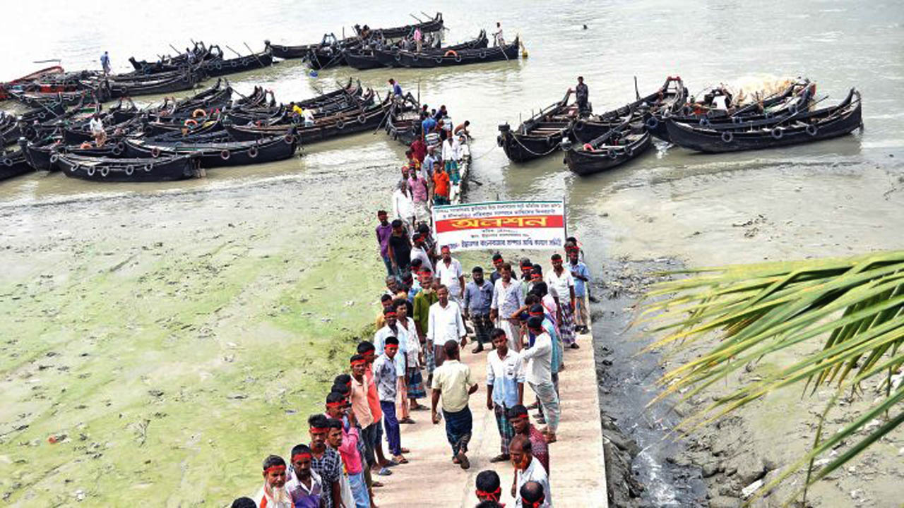 তিন টাকার দন্দ্বে ঘাট বন্ধ