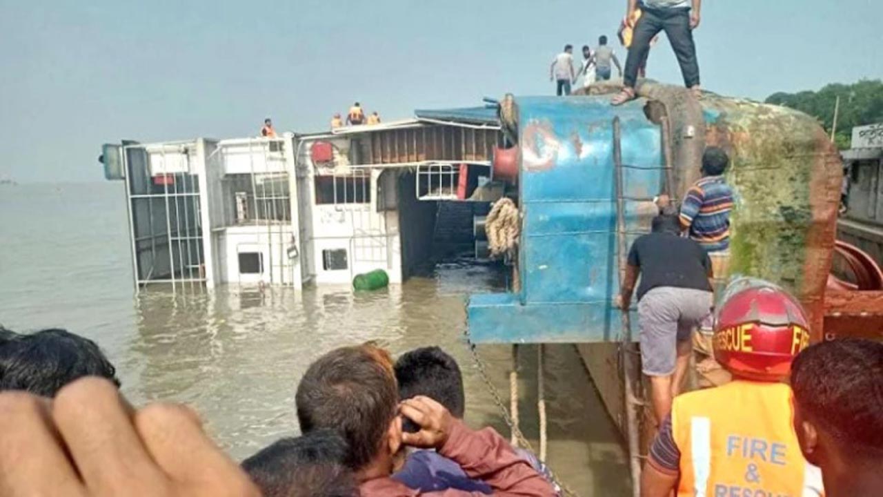 ১৯টি যানবাহনসহ ডুবে গেছে ফেরি আমানত শাহ