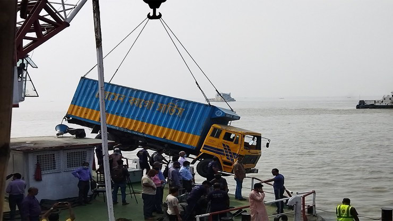 ফেরি ডুবি: দুই দিনে ১১ যান উদ্ধার