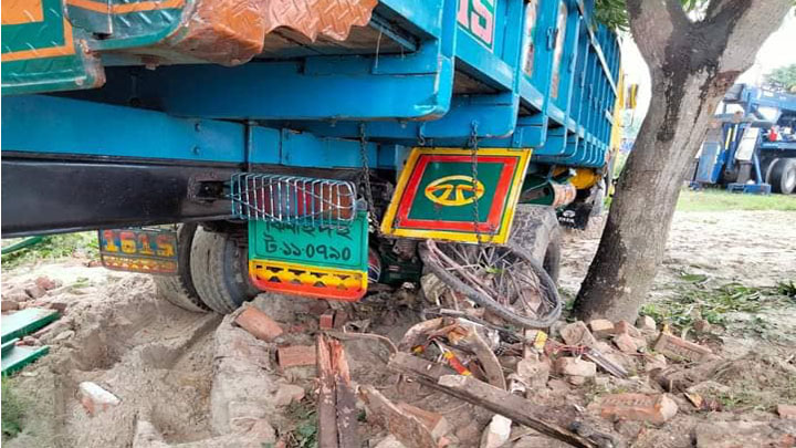 কুষ্টিয়ায় বেপরোয়া ট্রাক চাপায় ভ্যানচালকের মৃত্যু