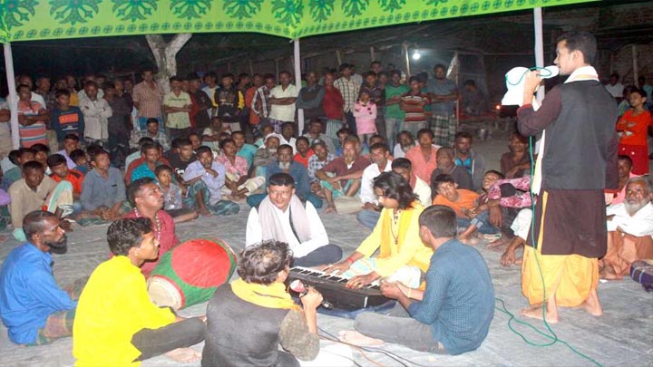 ফুলবাড়ীতে গ্রাম বাংলার ঐতিহ্যবাহী কবিগানের আসর, শ্রোতাদের উপচেপড়া ভিড়