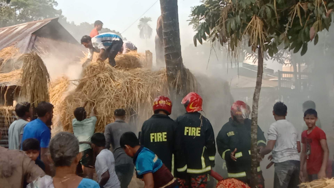 মদনে অগ্নিযোদ্ধাদের সহযোগীতায় বেঁচে গেলো অর্ধশত পরিবার