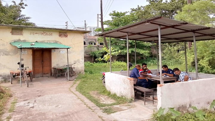 বেপরোয়া ট্রাকের ধাক্কায় ভ্যান যাত্রীর মৃত্যু