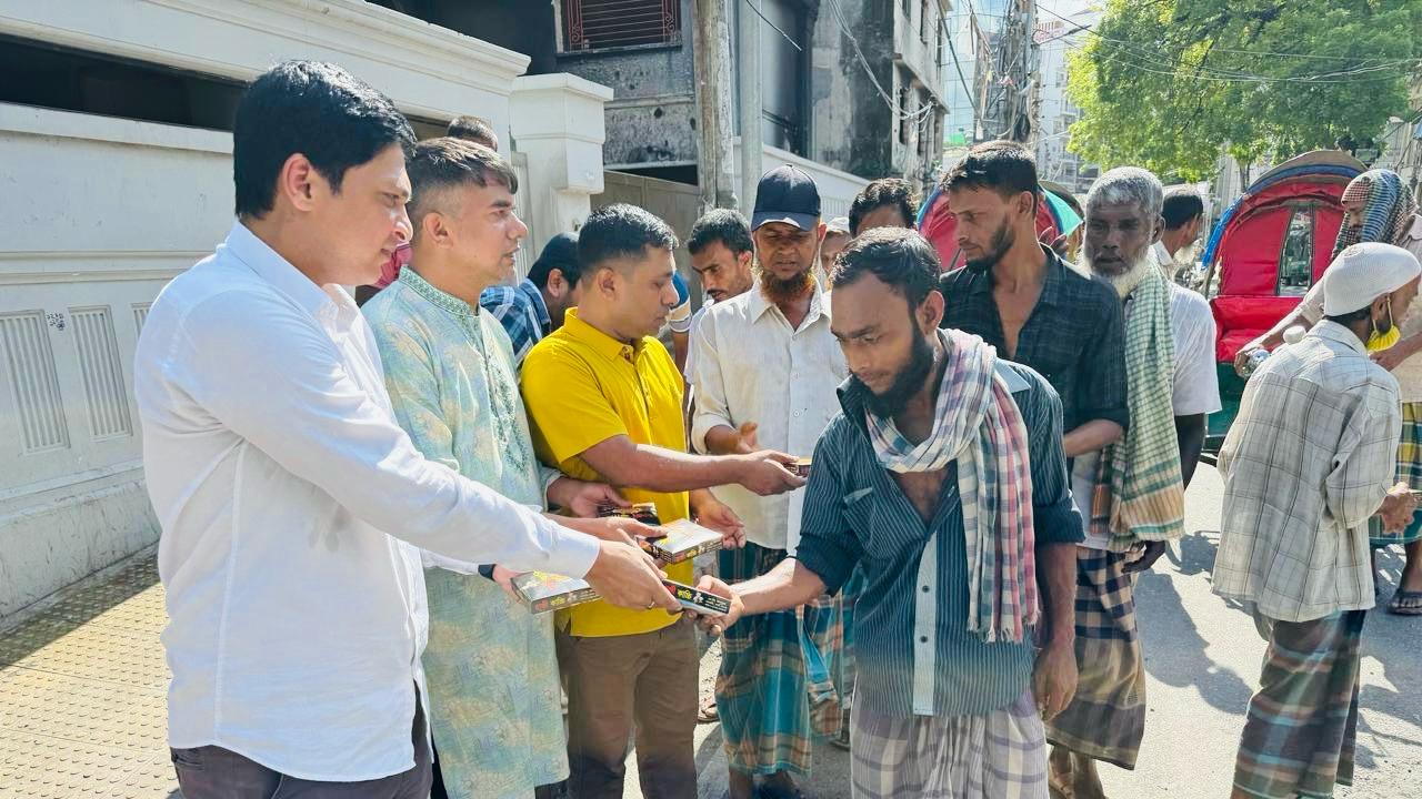 শেখ হাসিনার জন্মদিন উপলক্ষে ধানমন্ডিতে খাবার বিতরণ