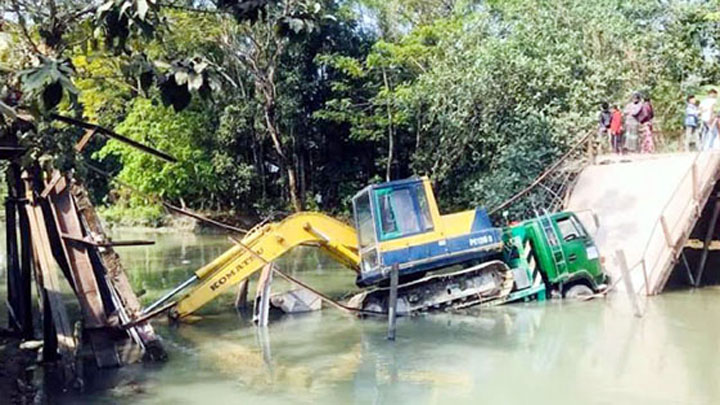 ব্রিজ ভেঙ্গে ভেক্যুসহ লরি খালে