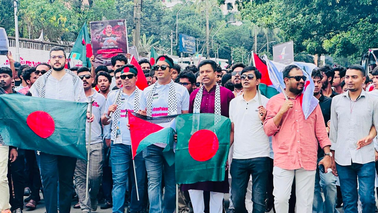 ফিলিস্তিনের পতাকা হাতে কেন্দ্রীয় কমিটি সহ জেলায় জেলায় ছাত্রলীগের পদযাত্রা