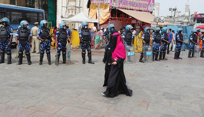 হিজাব নিষিদ্ধ: মুসলিম নারীদের বিক্ষোভে পুলিশের লাঠিপেটা