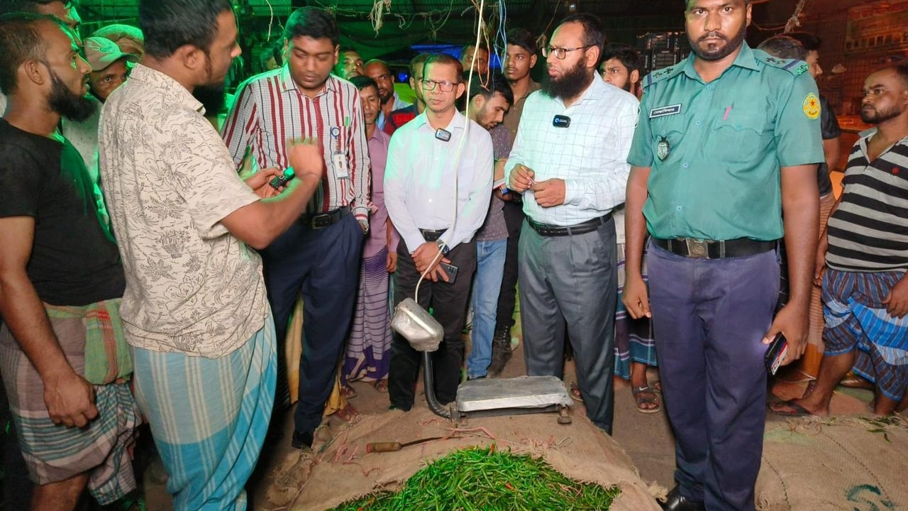 গভীর রাতে কাঁচা মরিচ দাম নিয়ন্ত্রণে লক্ষ টাকা জরিমানা