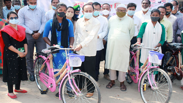 ফুলবাড়ীতে ক্ষুদ্র নৃ-গোষ্ঠী শিক্ষার্থীদের মাঝে বাইসাইকেল বিতরণ