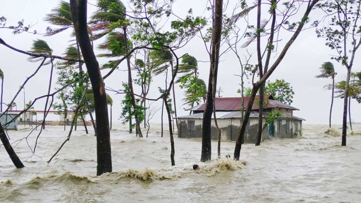 বিদ্যুৎ বিচ্ছিন্ন দক্ষিণাঞ্চলের ৪০ লাখ গ্রাহক, প্লাবিত গ্রামের পর গ্রাম