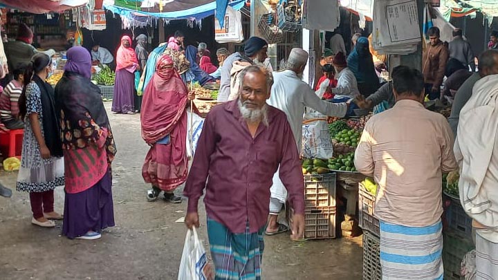 সরকার ঘোষিত ১১ দফা বিধিনিষেধ মানার বালাই নেই