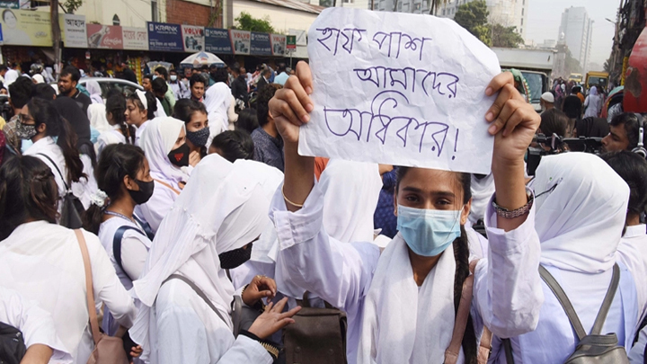 শিক্ষার্থীদের হাফ ভাড়ার বিষয়ে বিআরটিএতে সচিবদের বৈঠক