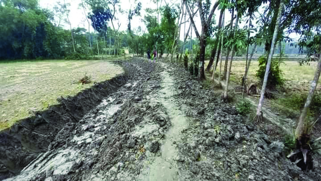 বাকেরগঞ্জে ওয়ার্ড কাউন্সিলর জগদীশ মিত্রের চমক রাস্তার জন্য ছেড়ে দিলেন নিজ জমি,