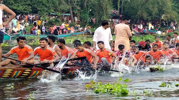 টুঙ্গিপাড়ায় দুই দিন ব্যাপী নৌকাবাইচ ও মেলা অনুষ্ঠিত