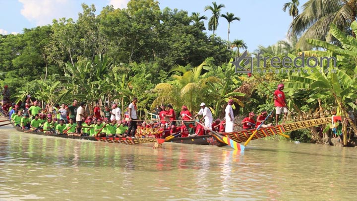 পিরোজপুরে অনুষ্ঠিত হলো ঐতিহ্যবাহী নৌকা বাইচ