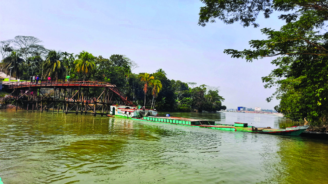 ধাক্কা দিয়ে ব্রিজ ভেঙে ফেলল কার্গো