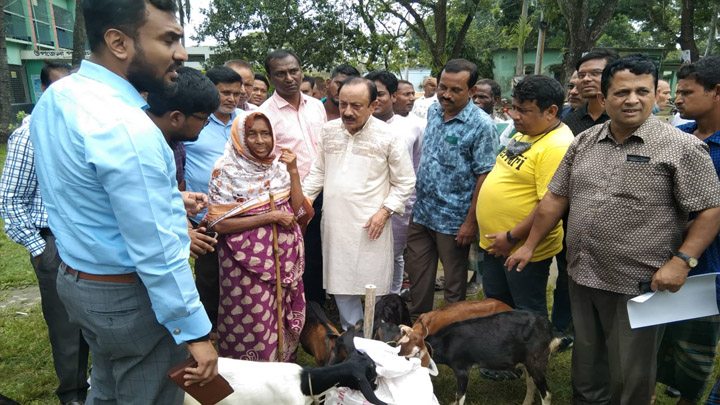 ফুলবাড়ীতে ভিক্ষুকদের মাঝে ছাগল বিতরণ