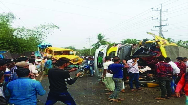 চকরিয়ায় বাস-ট্রাক সংঘর্ষে চালক নিহত