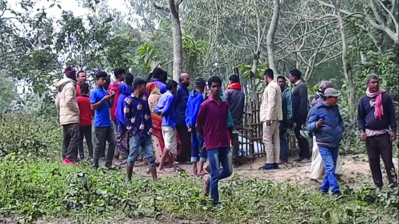 পঞ্চগড়ে কবর থেকে লাশ চুরির অভিযোগ স্থানীয়দের