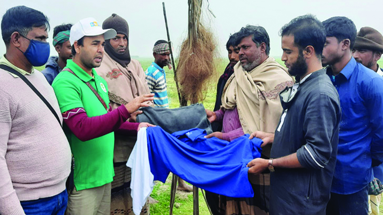 পাখি শিকারীকে ধরিয়ে দিয়ে কম্বল পেলেন কৃষক