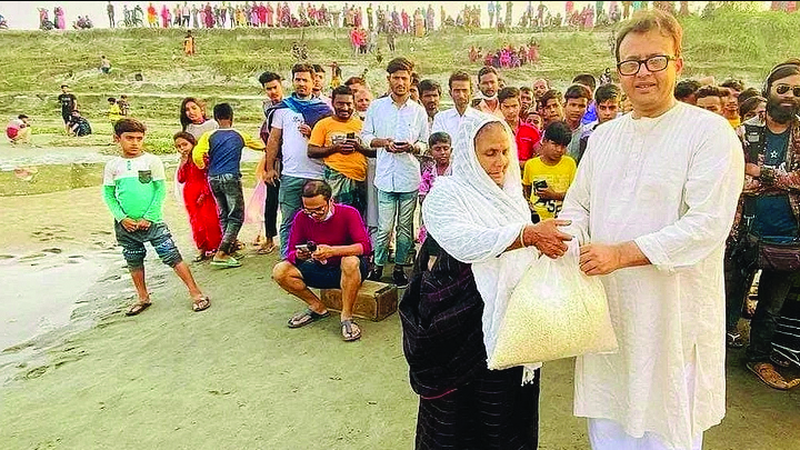 রিয়াজকে এক ব্যাগ মুড়ি দিলেন বৃদ্ধা