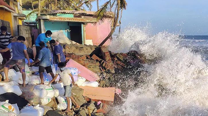 মিয়ানমারে মোখার তাণ্ডবে ভেঙে পড়ল মোবাইল টাওয়ার