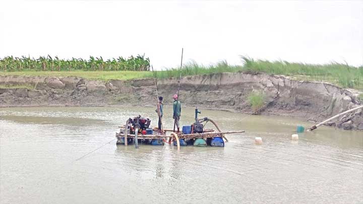 অবৈধ ড্রেজার দিয়ে বালু উত্তোলন, হুমকিতে ফসলি জমি