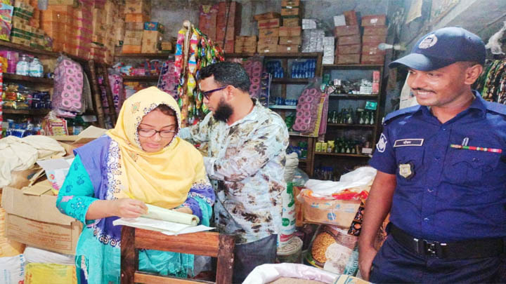 ফুলবাড়ীতে ভোক্তা অধিকারের অভিযান,চার ব্যবসায়ীকে জরিমানা