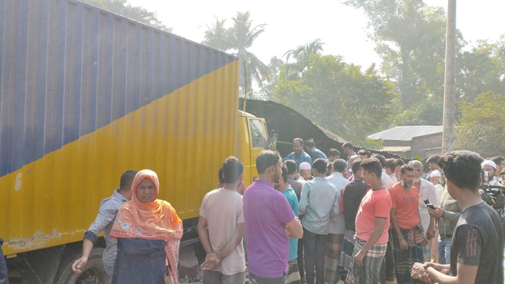 নিয়ন্ত্রণ হারিয়ে হোটেলে কাভার্ডভ্যান, নিহত ৫