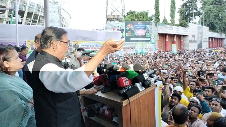 ‘সরকার অবৈধ হলে তাদের কাছে খালেদা জিয়ার মুক্তির আবেদন কেন?’