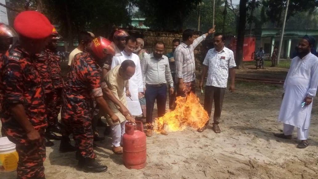 ফুলবাড়ীতে দুর্যোগ প্রশমন দিবস উপলক্ষে মহড়া প্রদর্শন