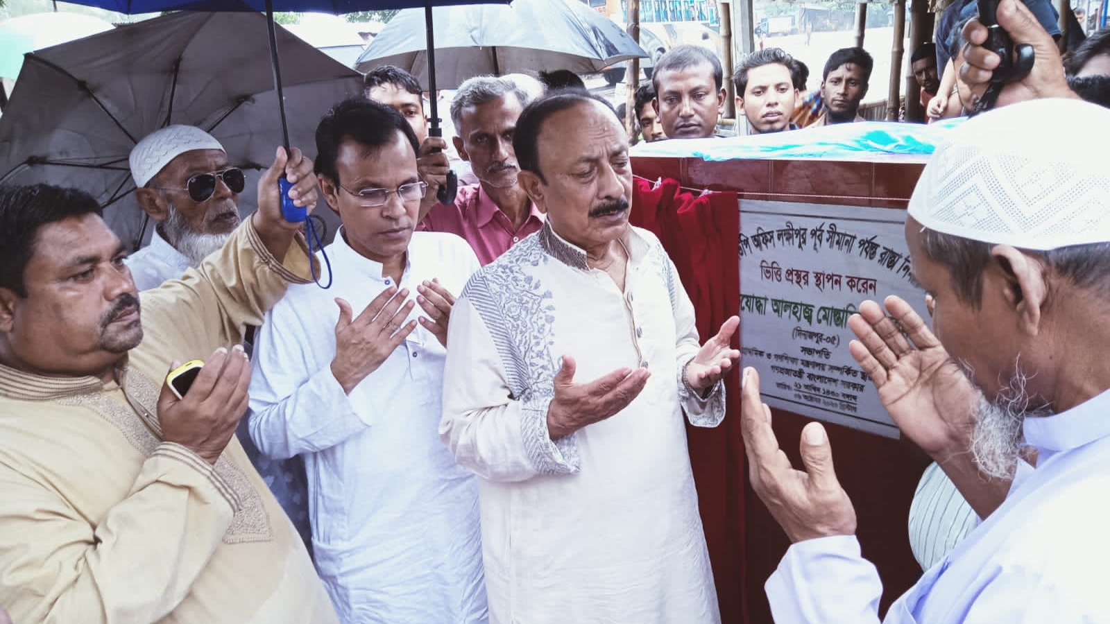 ফুলবাড়ীতে দুই কোটি টাকা ব্যয়ে দুটি সড়কের নির্মাণ কাজের উদ্বোধন।